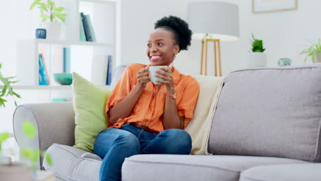 Entspannen-Sie-Sich,-Schwarze-Frau-Auf-Der-Couch-Und-Kaffee-In-Der-Pause