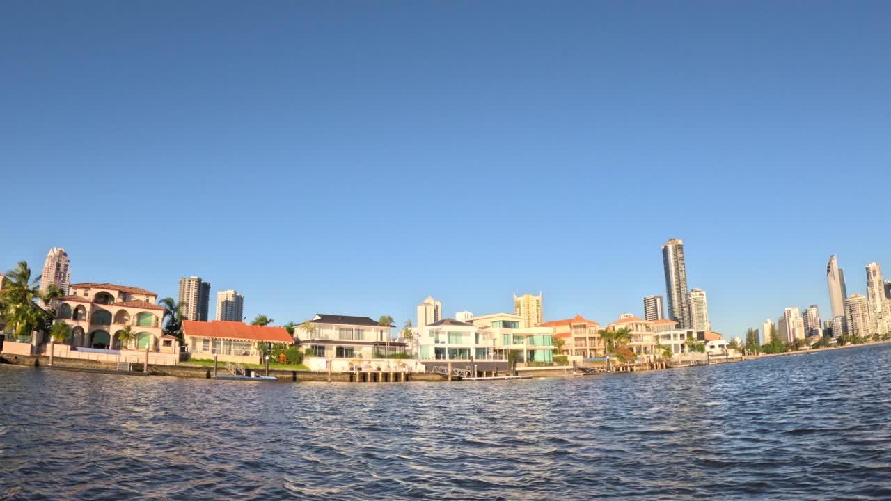 골드 코스트 스카이라인을 보여주는 보트 타기