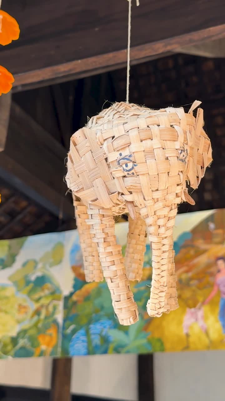 코끼리 모빌이 파빌리온에서 흔들리고 있습니다.