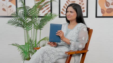 Mujer-India-Feliz-Escribiendo-Un-Libro