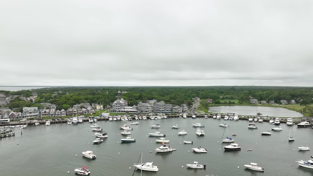 tomada de un dron de la marina de oak bluffs en el viñedo de martha, massachusetts