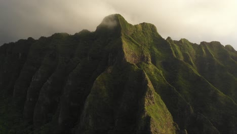 Drone-Volando-Hacia-Las-Montañas-Ko&#39;olau-En-Oahu-En-Hawai&#39;i