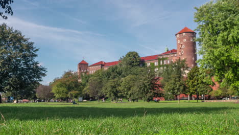 Ein-4K-Zeitraffer-Des-Krakauer-Schlosses-Und-Des-Parks-Am-Fluss-Vitsula,-Einem-Wunderschönen-Palast-In-Der-Alten-Hauptstadt-Polens