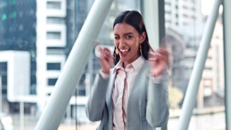 celebración, negocios o mujer feliz en la oficina