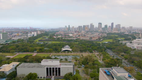 Toma-Panorámica-En-Cámara-Lenta-Del-Parque-Luneta,-Intramuros-Y-área-Binondo-En-Manila