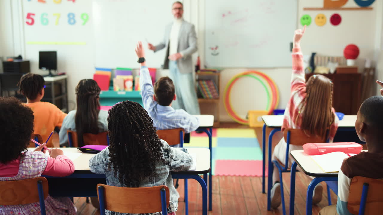 escena del aula con estudiantes y maestros