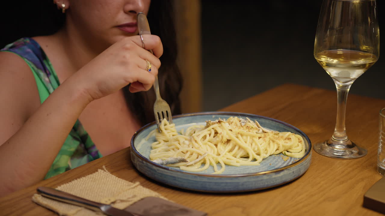 Cena elegante al ristorante per una donna che mangia spaghetti in estate