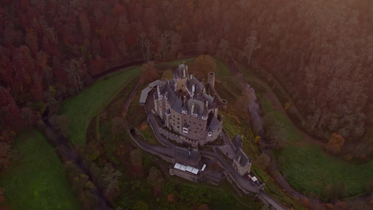 Colline boscose circondano il Castello di Burg Eltz che risplende al tramonto, Renania-Palatinato