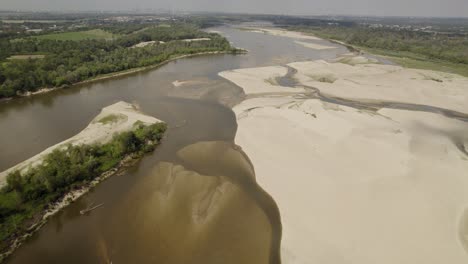 una toma aérea sobre el río vístula que se está secando cerca de varsovia debido a la sequía causada por el calentamiento global