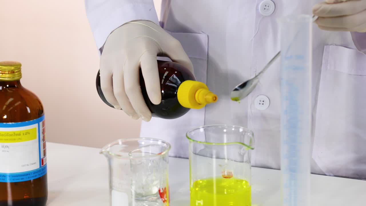 demostración de la reacción química con yodo y soluciones