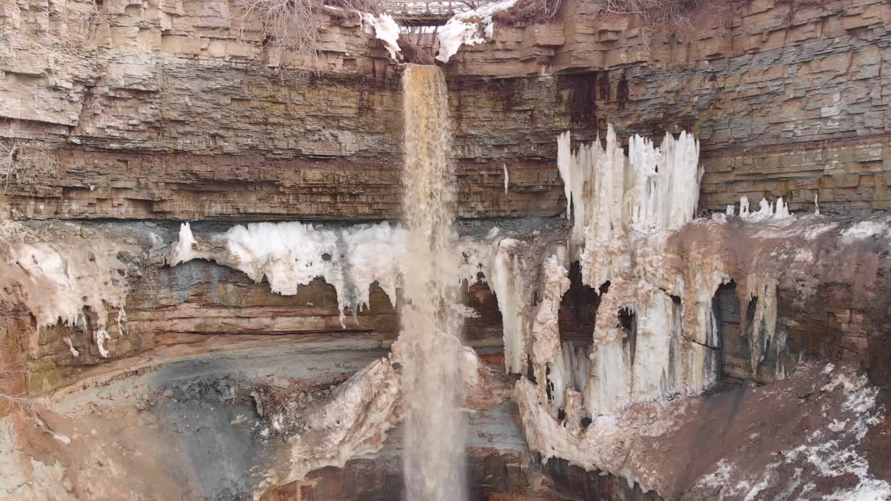 cataratas heladas que caen en cascada por los acantilados rocosos