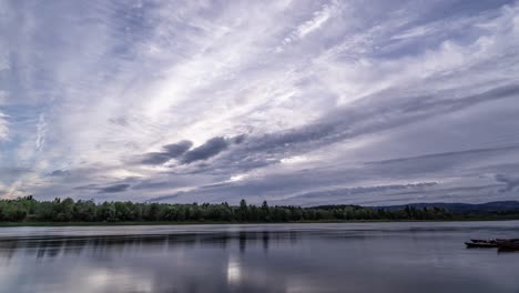 nubes de color gris blanco desgarradas por el viento en diferentes direcciones que se precipitan sobre las aguas del río namsen