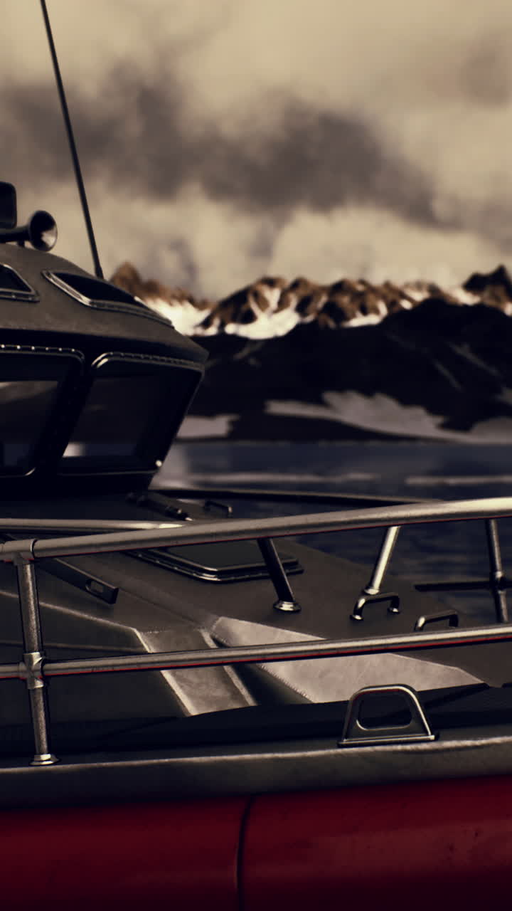 un barco en el agua con montañas en el fondo