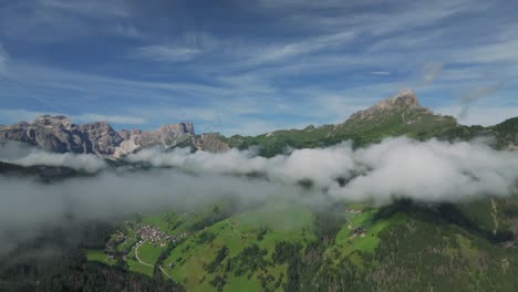 Die-Drohne-Fliegt-Langsam-Vorwärts-Und-Dreht-Sich-Nach-Rechts,-Wodurch-Der-Peitlerkofel-In-Den-Wolkenverhangenen-Dolomiten-Sichtbar-Wird