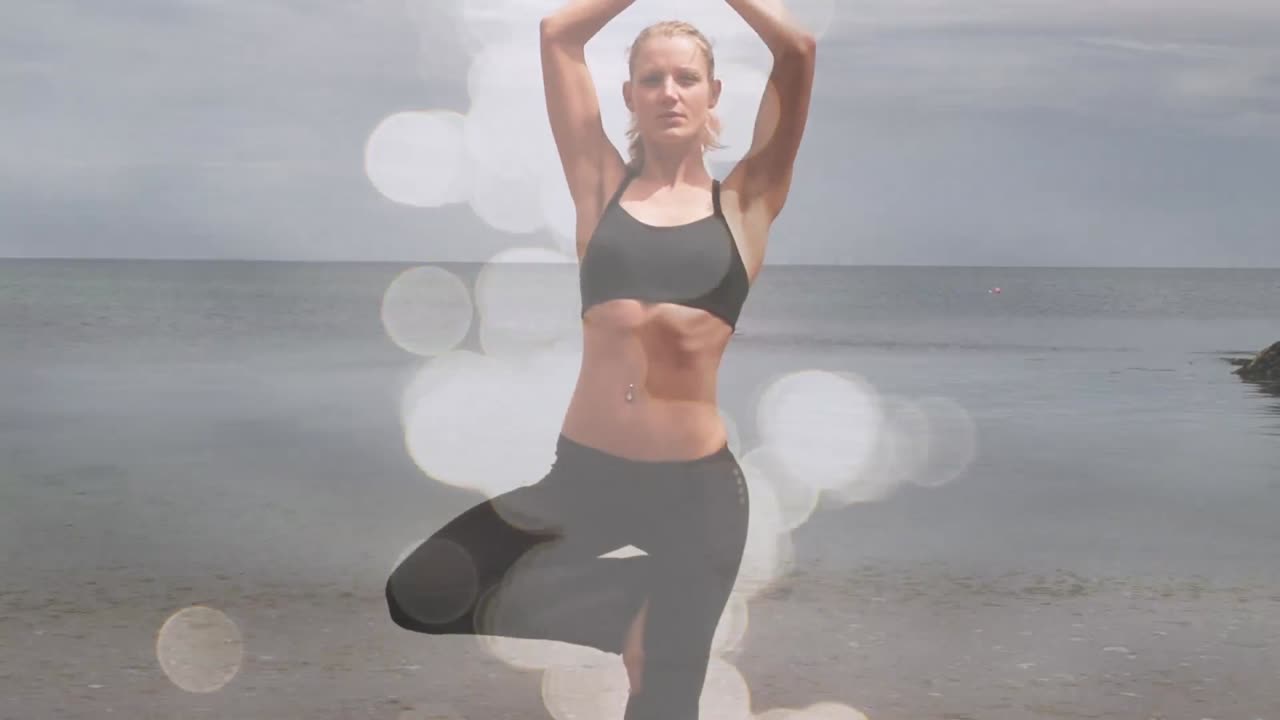 animación de puntos de luz sobre mujer caucásica practicando yoga en la playa.