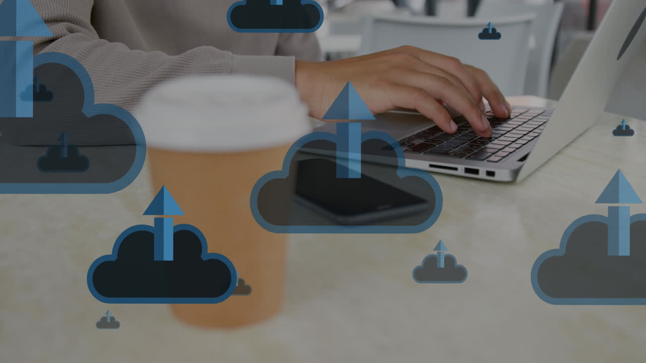 animación de flecha en nubes sobre la sección media de un hombre biracial con café trabajando en una computadora portátil