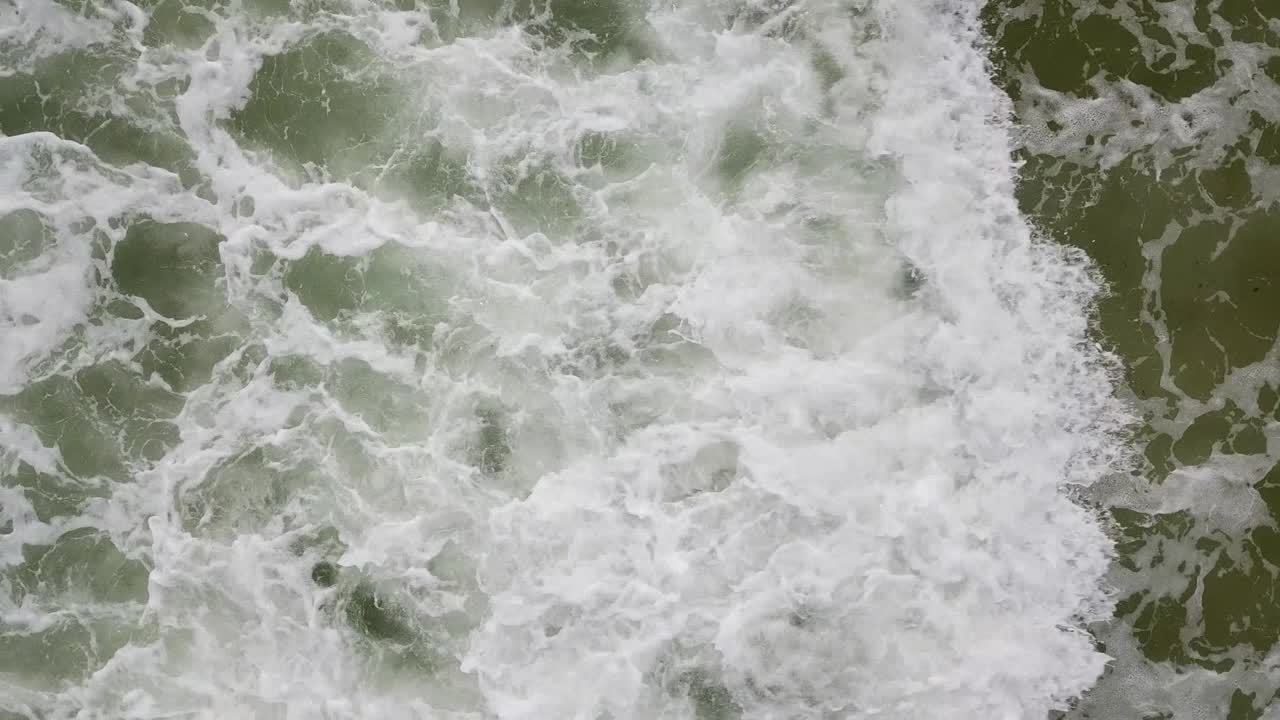 esto es 25 segundos de olas rompiendo en pies
