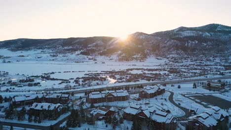 el sol se pone lentamente sobre las montañas del macizo en la estación de esquí steamboat en steamboat springs, colorado