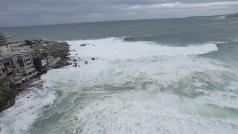 Dangerous-Waves-In-Bondi-Beach-Before-The-Storm-In-NSW,-Australia