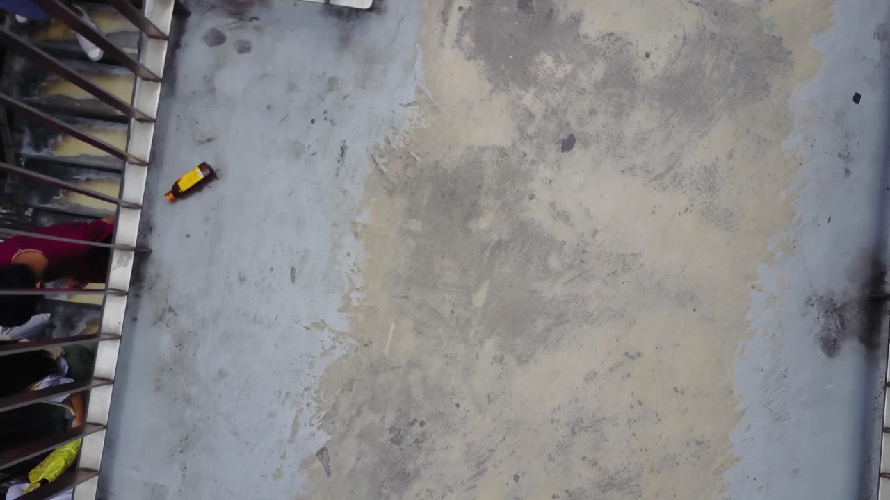 외부 계단과 걸어가는 사람들의 위에서 아래로 보이는 모습