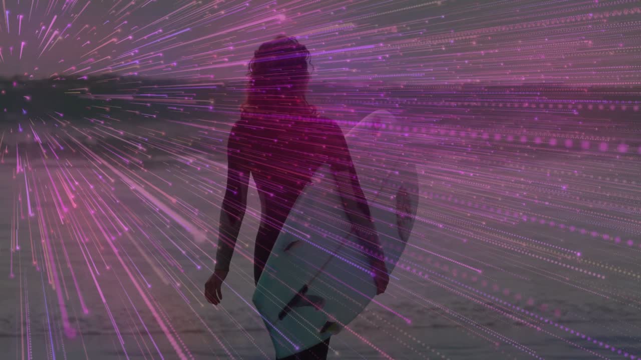 Surfista porta la tavola da surf camminando verso il mare, strisce magenta formano un'ombra spettrale, si dirige a fare surf.