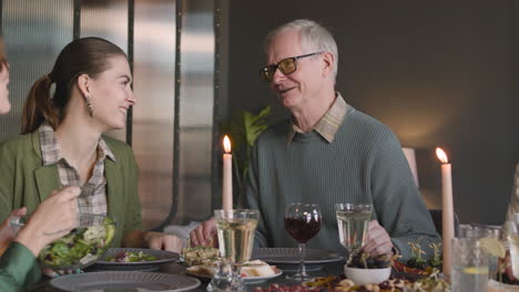 Feliz-Padre-E-Hijas-Hablando-Juntos-Y-Comiendo-En-Casa