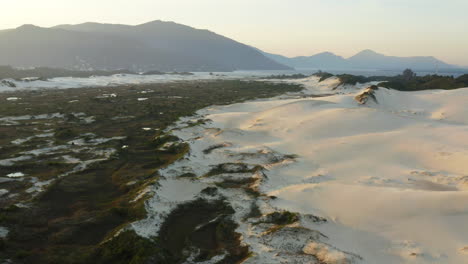 vista aérea de las dunas de arena en praia da joaquina y lagoa da conceicao, ciudad de florianópolis, santa catarina, brasil.