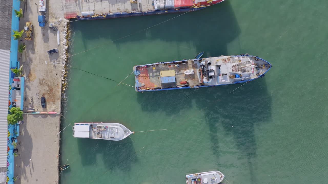 도미니카 공화국의 푸에르토 플라타 산업 항구에 정박한 어선과 바지선