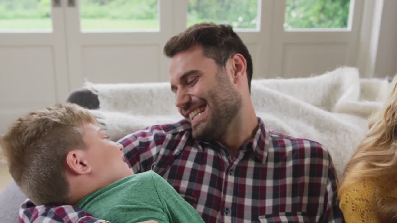 familia divirtiéndose en un hogar cómodo 4k