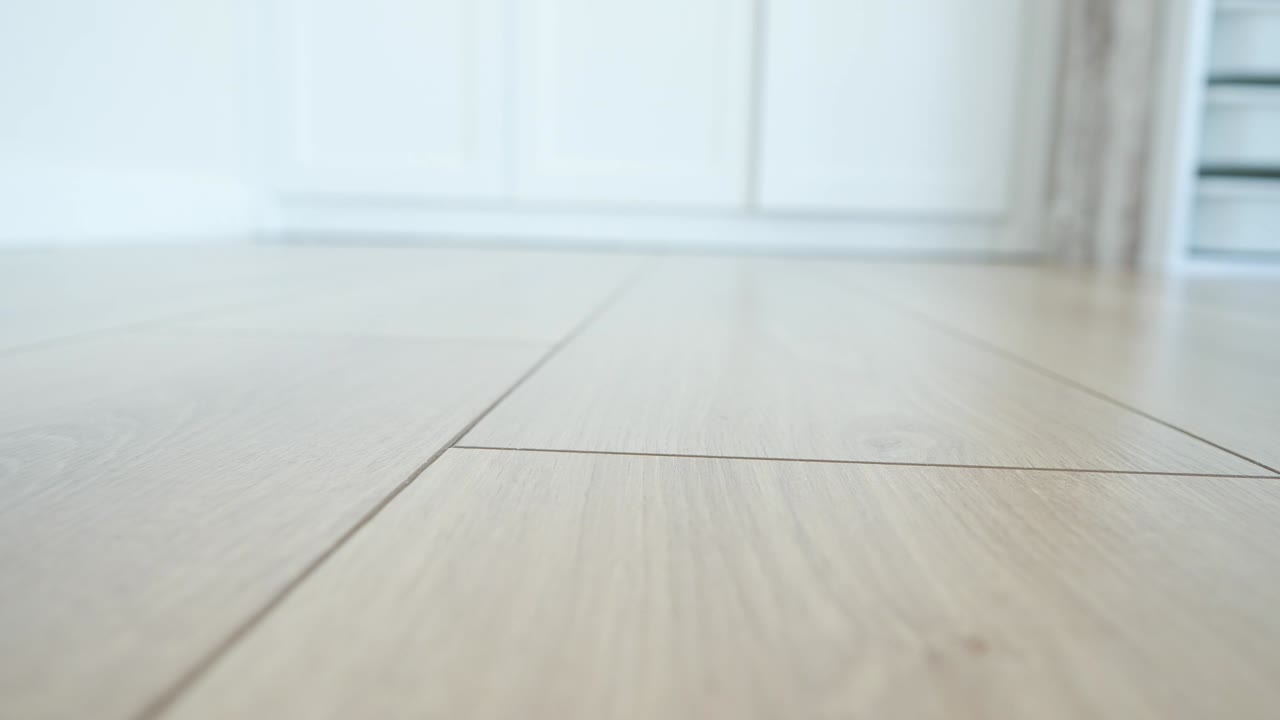 가운 나무 라미네이트 바닥의 클로즈업
