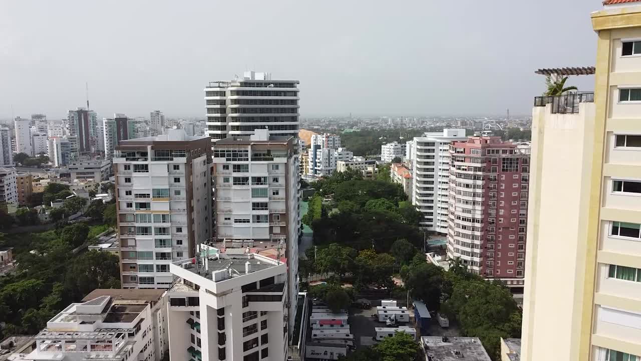 drone inclinado hacia arriba de la ciudad de santo domingo con vista de santo domingo