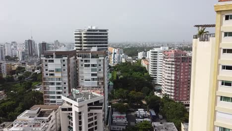 Drone-Inclinado-Hacia-Arriba-De-La-Ciudad-De-Santo-Domingo-Con-Vista-De-Santo-Domingo