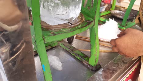 un fabricante de gola, una habilidad increíble, un desafío para hacer paletas de gola con hielo triturado: máquina para pelar hielo