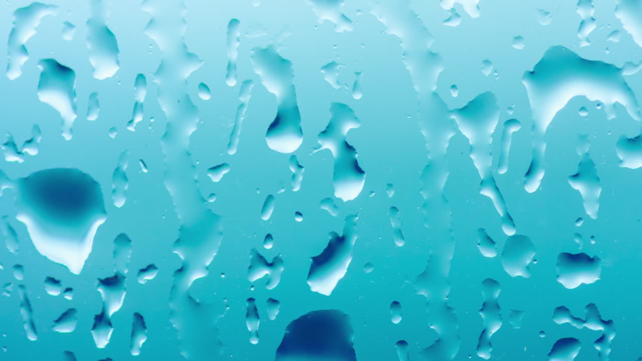 창문 유리 위에 떨어지는 방울, 가까운 물의 질감