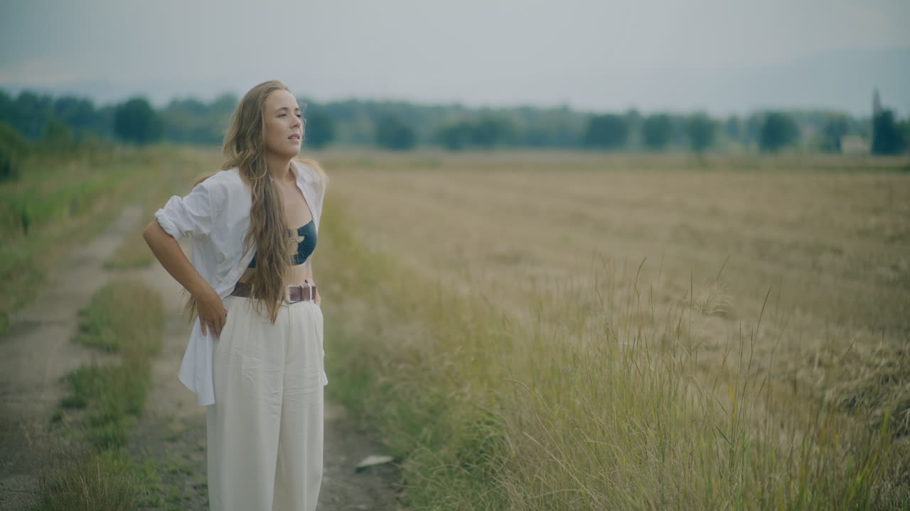 사려 깊은 여성 초상화