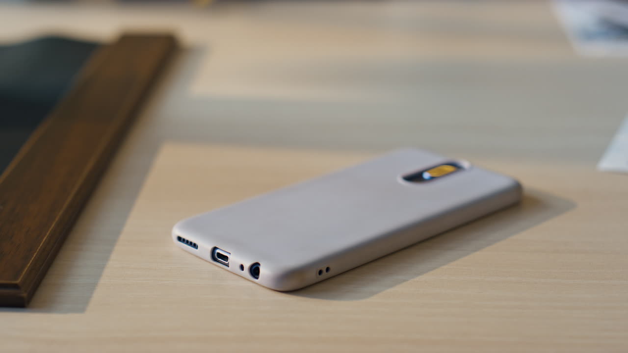 녹색 화면으로 전화에 응답하는 알려지지 않은 여성 현대 스마트폰 실내 근접.