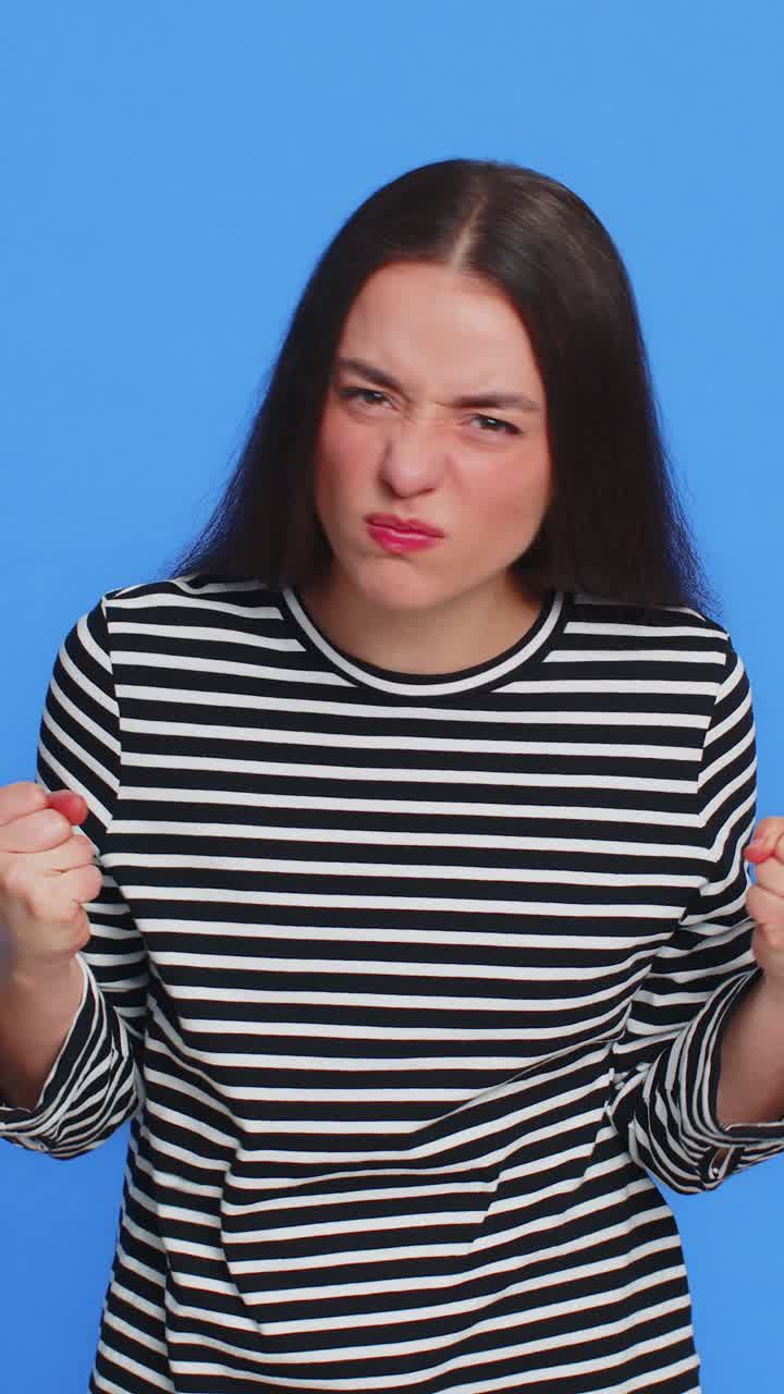 irritada molesta frustrada molesta mujer caucásica peleando preguntando la razón del problema de conflicto