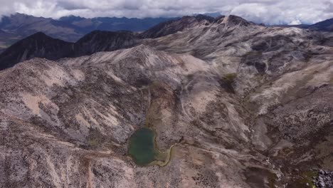 Überflug-über-Die-Laguna-Las-Verdes,-In-Der-Sierra-De-La-Culata,-Merida,-Venezuela