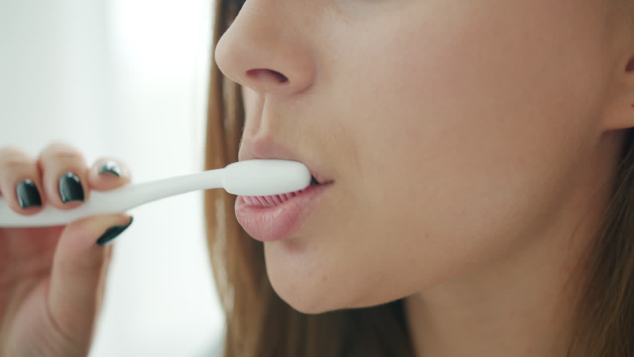 mujer cepillándose los dientes