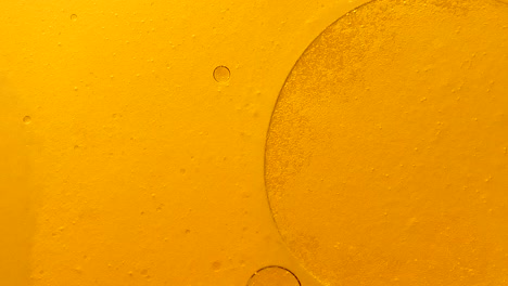 burbujas de aceite de oro que humean y giran