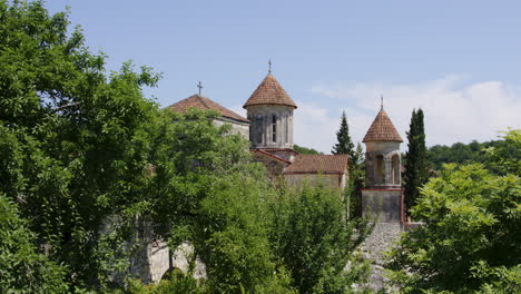 monasterio aislado en la ladera que alberga los restos sagrados de dos hermanos mkheidze