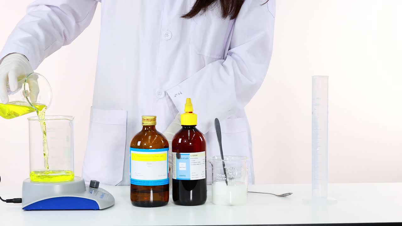 científico que realiza un experimento de reacción química con reloj de yodo en un entorno de laboratorio