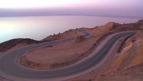 Un-Camino-Sinuoso-Cerca-Del-Mar-Muerto-En-Jordania