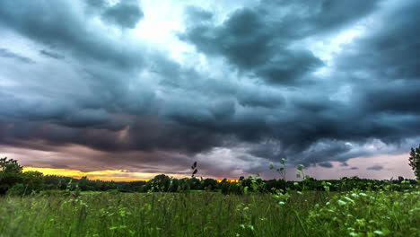 ominosas nubes de tormenta oscura sobre el campo al atardecer, se disipa de nuevo