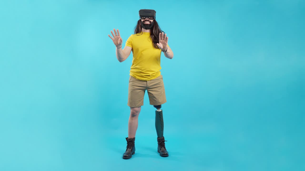 Uomo con protesi alla gamba che sperimenta la realtà virtuale.