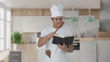 desorganizado chef profesional indio haciendo comida