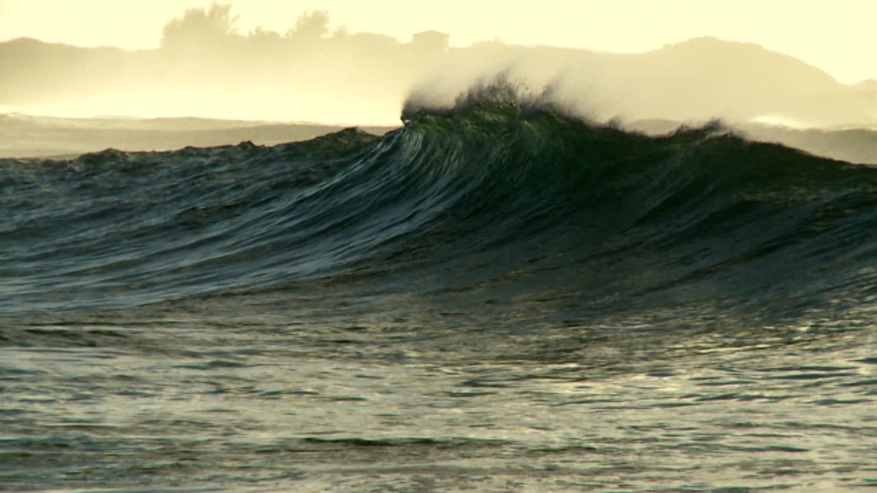 cresta de olas grandes y rompen en una costa 2