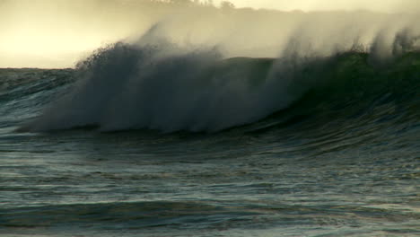 Olas-Grandes-Se-Elevan-Y-Rompen-En-Una-Costa-2