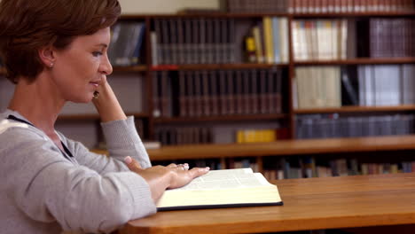 älterer-Student-Der-In-Der-Bibliothek-Studiert