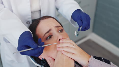 mujer en el dentista